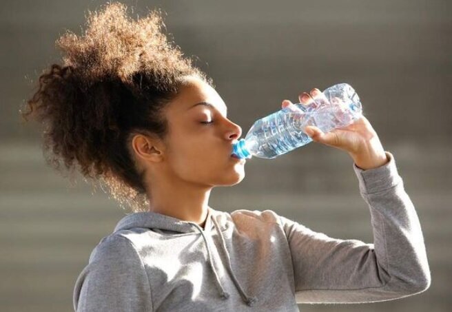 MITO O REALTÀ: L'ACQUA IDRATA I CAPELLI?