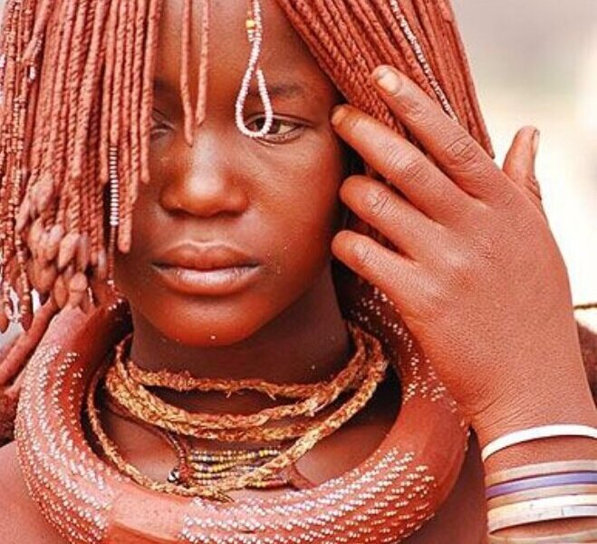 EMATITE: IL TRATTAMENTO DI BELLEZZA DELLE HIMBA