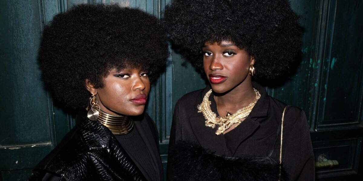 Come abbinare al meglio i tuoi orecchini alle acconciature afro?