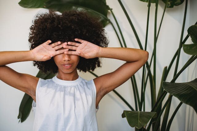 Armonia di Stile: Abbinare Acconciature Afro e Abiti per Ogni Occasione