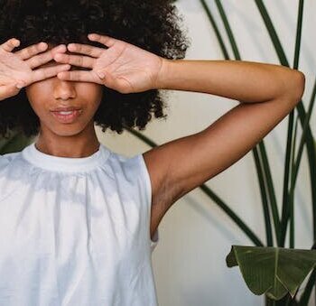 Armonia di Stile: Abbinare Acconciature Afro e Abiti per Ogni Occasione