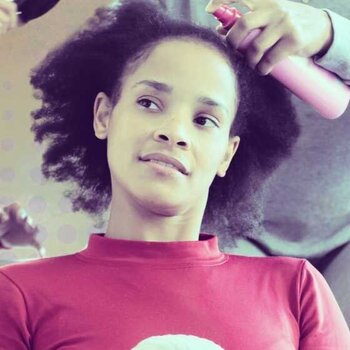 Guida semplice per districare i tuoi capelli afro e ricci