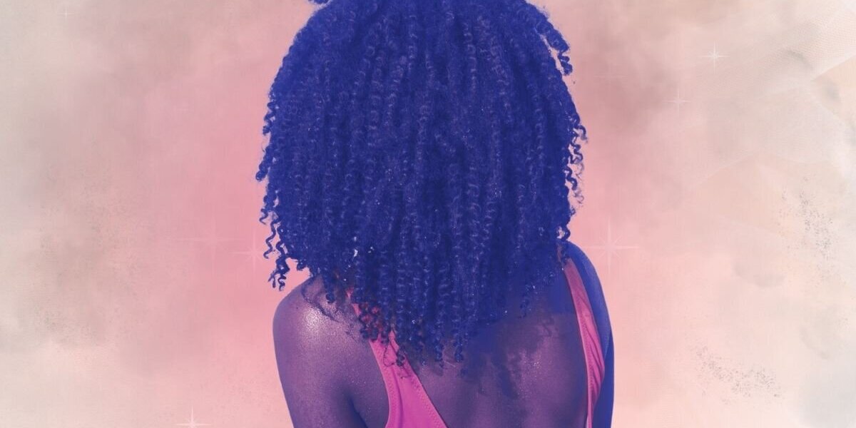 Nessuna routine da 10 step, solo pochi gesti: il vero segreto delle brasiliane con capelli ricci afro sani