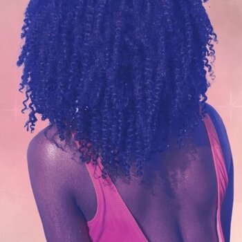 Nessuna routine da 10 step, solo pochi gesti: il vero segreto delle brasiliane con capelli ricci afro sani