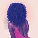Nessuna routine da 10 step, solo pochi gesti: il vero segreto delle brasiliane con capelli ricci afro sani