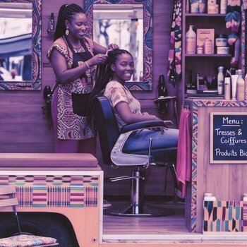 Salone di parrucchiere mobile: una tendenza in crescita e una nicchia ancora vuota per i capelli afro