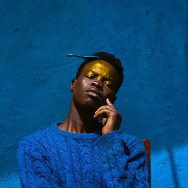 Photo de Teddy tavan: https://www.pexels.com/fr-fr/photo/homme-en-pull-bleu-contre-le-mur-bleu-4890733/