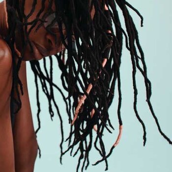 Photo de Lucxama Sylvain: https://www.pexels.com/fr-fr/photo/femme-coiffure-femelle-en-forme-5379257/